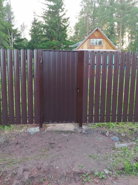 дачный забор евроштакетник с калиткой